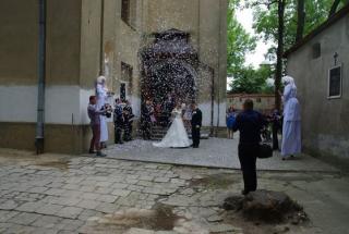 Szczudlate anioły witają Parę Młodych po wyjściu z ceremonii ślubnej atrakcje na ślub, atrakcje na wesele, Szczudlate anioły, szczudlarze, Szczudlarze anioły