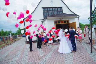 puszczanie balonów z helem na weselu, wypuszczanie balonów z helem, pudło z balonami na ślub