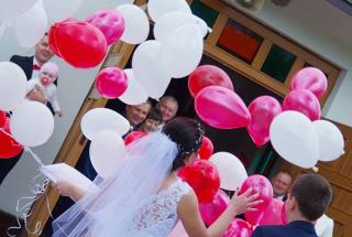 puszczanie balonów z helem na weselu, wypuszczanie balonów z helem, pudło z balonami na ślub