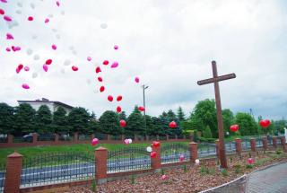 puszczanie balonów z helem na weselu, wypuszczanie balonów z helem, pudło z balonami na ślub