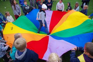 Animacje dla dzieci na urodziny, komunię, wesela, festyny oraz imprezy szkolne zabawy na festyn dla dzieci, animator zabaw dla dzieci zabawy z chustą animacyjną