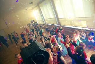 Puszczenie baniek mydlanych dla dzieci na karnawale w szkole wynajem wytwornicy baniek mydlanych jarosław,