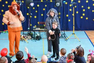 Iluzja w wykonaniu naszego lwa i słonia dla dzieci w szkole animator lew i słoń robią iluzję