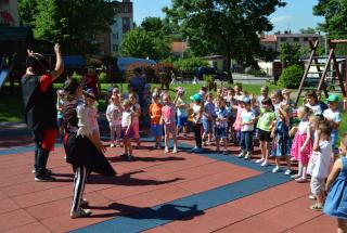 Animatorzy Piraci prowadzą zabawę dla dzieci z przedszkola w Przeworsku animatorzy przebrani za piratów