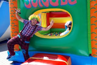 Nasz Klaun rozgrzewa się przed poprowadzeniem Dnia Dziecka animator przy dmuchańcu - dmuchany basen z kulkami