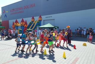 Animator organizuje konkurencję podczas dnia dziecka organizowanego przez Centrum Handlu Korczowa Dolina animator zawody sportowe na imprezie firmowej z okazji dnia dziecka