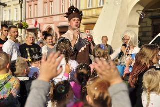 Animatorzy w stylu Elza z Krainy Lodu animator przebrany za renifera Sfena oraz Elza puszczają bańki na dniach miasta