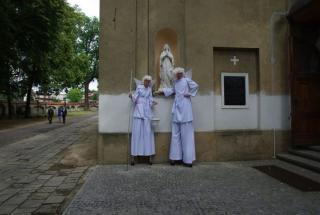 Szczudlate Anioły na ślubie Jarosław Dominikanie wynajem szczudlarzy, szczudlarze do wynajęcia, szczudlarze jarosław, Szczudlarze anioły