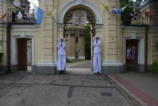 Szczudlate anioły Dominikanie Jarosław Szczudlate anioły na ślub, Szczudlate aniołyjarosław, atrakcje na ślub, Szczudlarze anioły