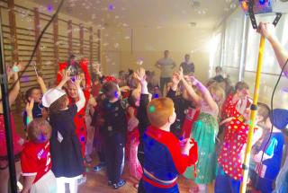 Puszczenie baniek mydlanych z wytwornicy wynajem wytwornicy baniek mydlanych jarosław