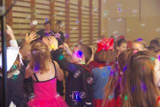 Puszczenie baniek mydlanych z wytwornicy wynajem wytwornicy baniek mydlanych jarosław