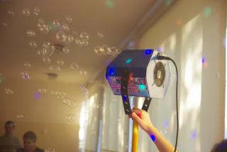 Puszczenie baniek mydlanych z wytwornicy wynajem wytwornicy baniek mydlanych jarosław