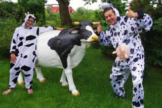 animatorzy w strojach krowy z krową Nutką animatorzy w strojach krowy, animatorzy dla dzieci, animator rzeszów