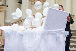 niespodzianka dla młodych na wesele, wypuszczanie balonów z pudła
