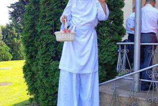 Szczudlarze anioły na ślub przed kościołem szczudlarze na ślub, szczudlarze aniołki, szczudlarze anioły, anioły na ślub