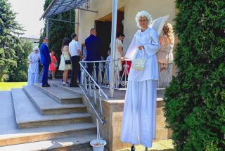 Szczudlarze anioły na ślub przed kościołem szczudlarze na ślub, szczudlarze aniołki, szczudlarze anioły, anioły na ślub